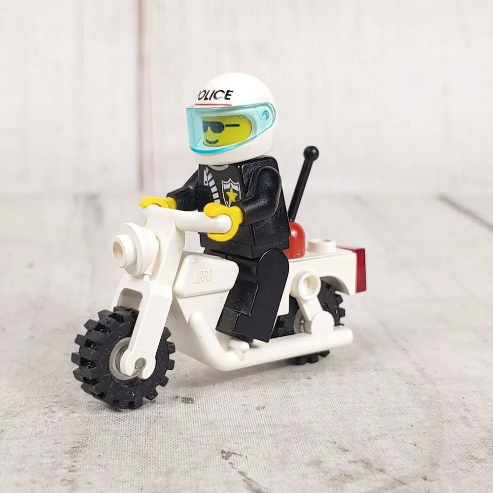 LEGO Classic Town / City POLICE White MOTORCYCLE - 1990s Clear Wheels x81c02